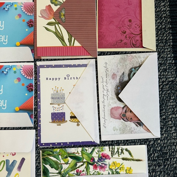 New 23 of different brand of cards with envelopes. - Picture 7 of 9